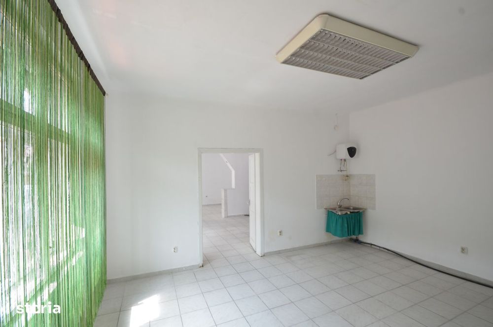 Inchiriez apartament 2 camere bucatarie baie si hol in curte comuna