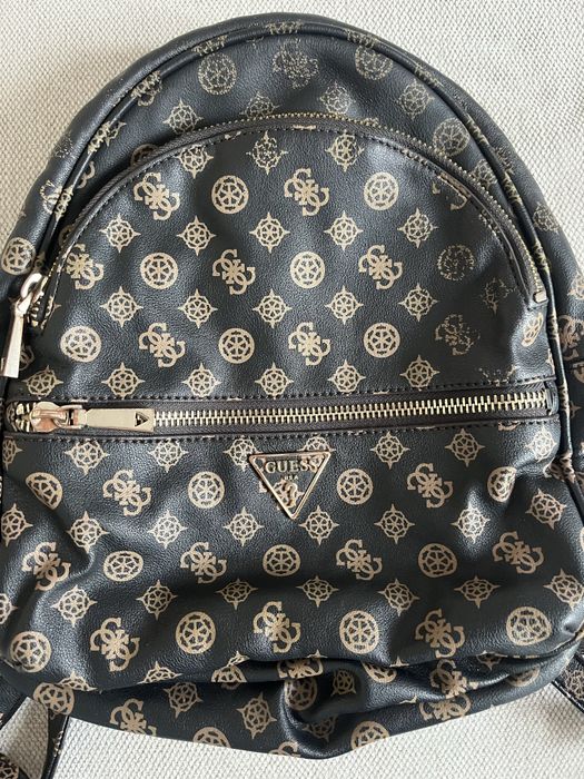 Раница Guess            .