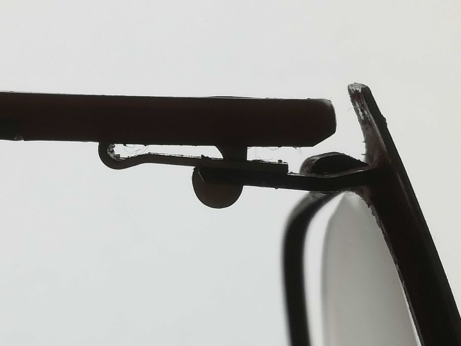 Кука за панта на очила