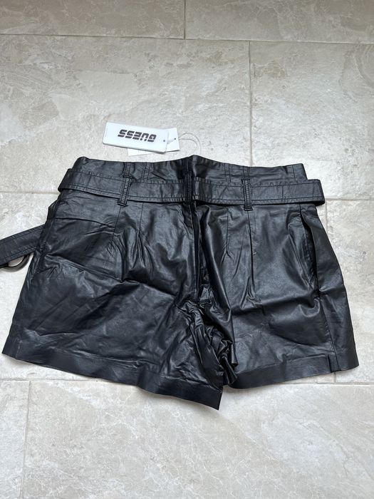 Дамски къси кожени панталони с етикет на Guess