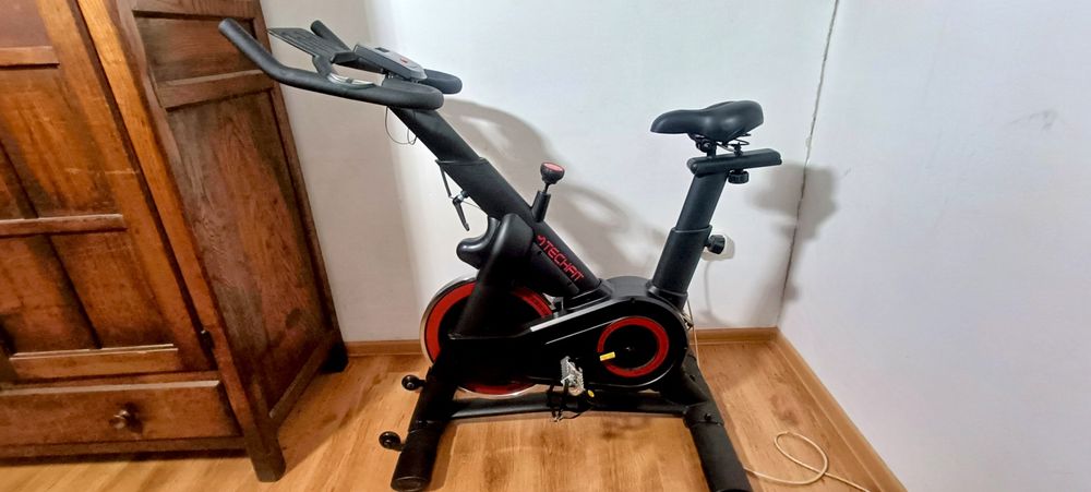 Bicicletă Spinning SEMI-PROFESIONALĂ TECHFIT SBK8000, Sistem Volantă 20 kg