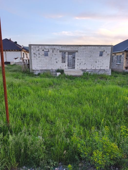 Продам участок с недостроенный дом