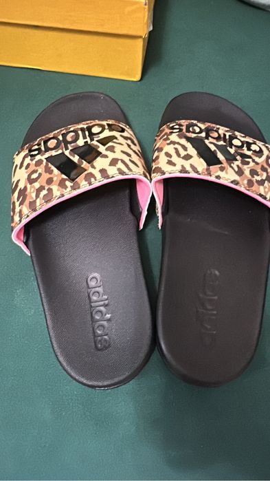 Новые Adidas сланцы женские