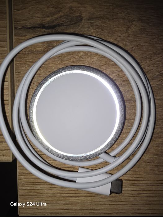 Безжично зарядно устройство за телефони и часовници