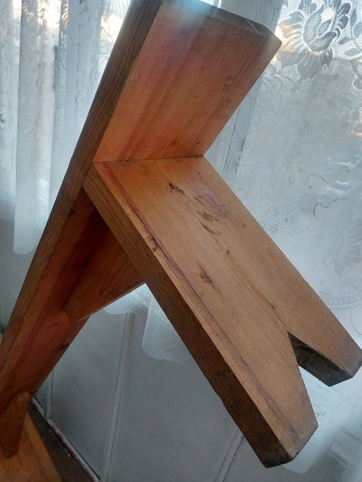 Скамья, лавочка.