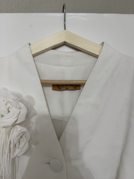 Платье белое на пуговицах