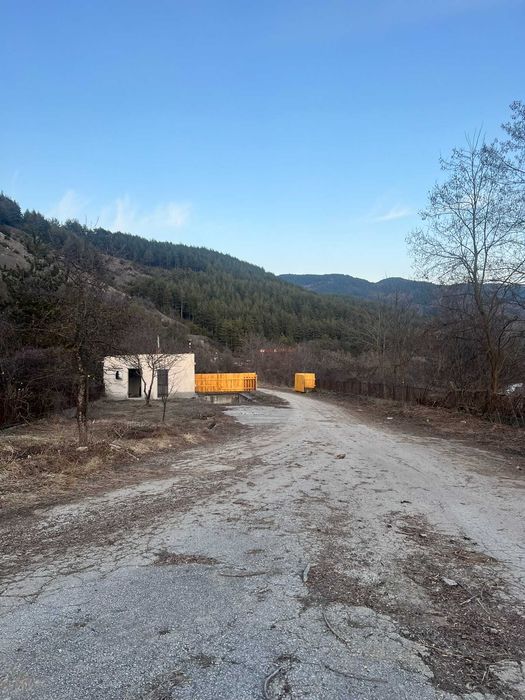 Отдава под наем халета за складови и производствени цели