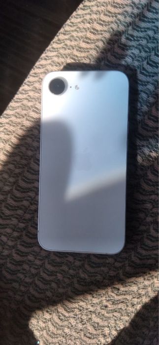 Продам айфон 16е128