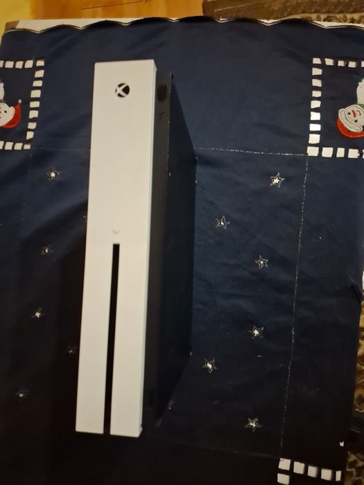 Vând xbox one 1tb