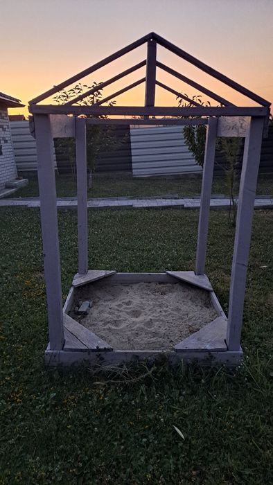 Casauta de joaca din lemn cu ladita de nisip