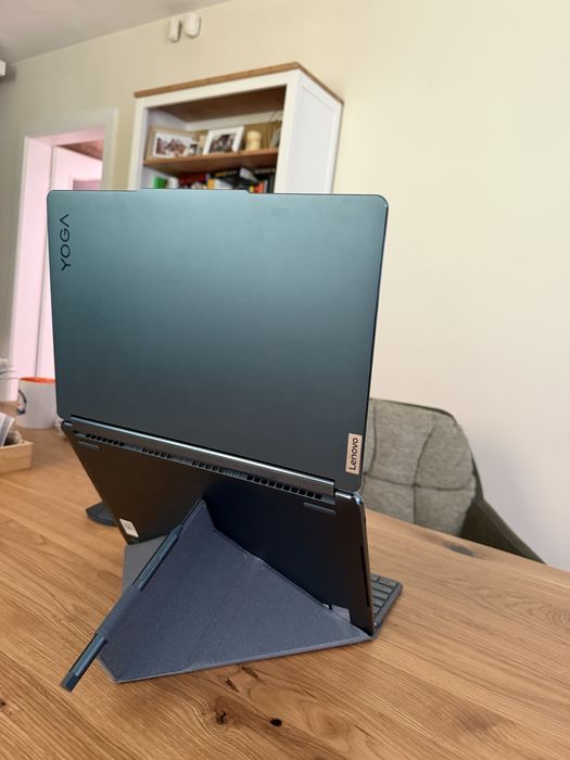 Lenovo Yoga Book 9i – 2 OLED екрана, Ultra 7, 16GB, 1TB, гаранция