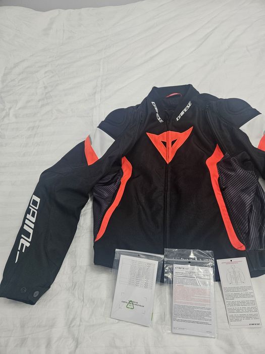 Vând jacheta  Dainese nouă
