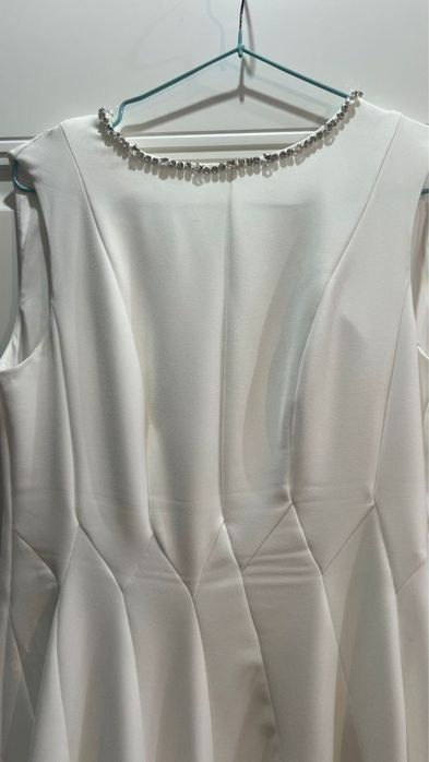 белое платье со стразами