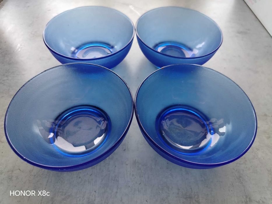 2 Seturi cești, boluri și tace de sticla albastră