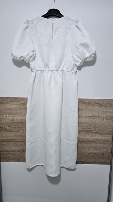Rochie midi Na-kd cu maneci scurte bufante perfecta pentru vara