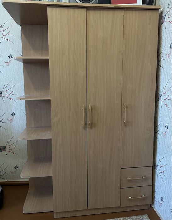 Вместительный шкаф для одежды