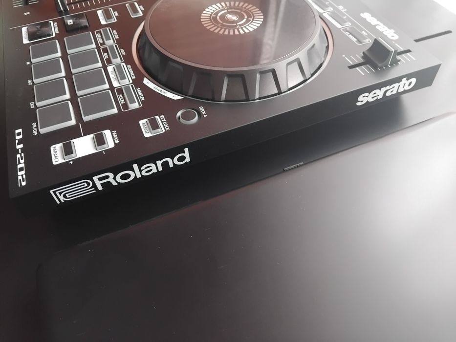 Se vinde consolă roland dj 202