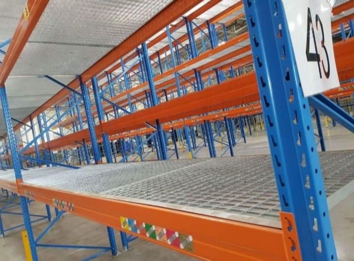Rafturi metalice industriale second-hand pentru depozitare paleti