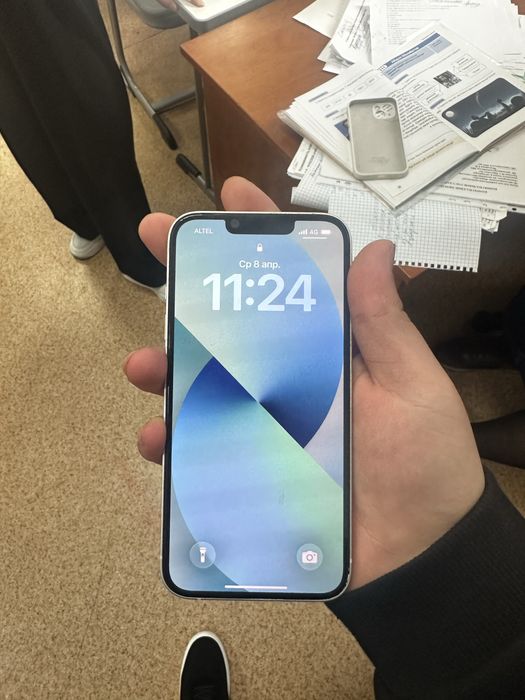 IPhone 13 белого цвета