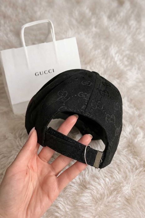 черна лятна унисекс шапка с козирка гучи gucci и хартиена чанта