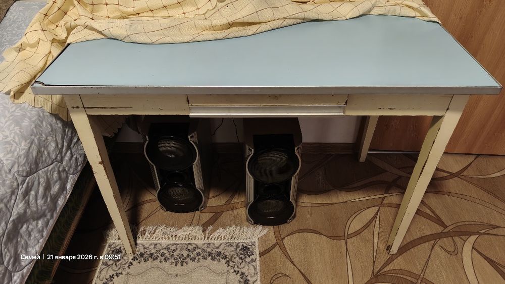 Продам кухонный стол.