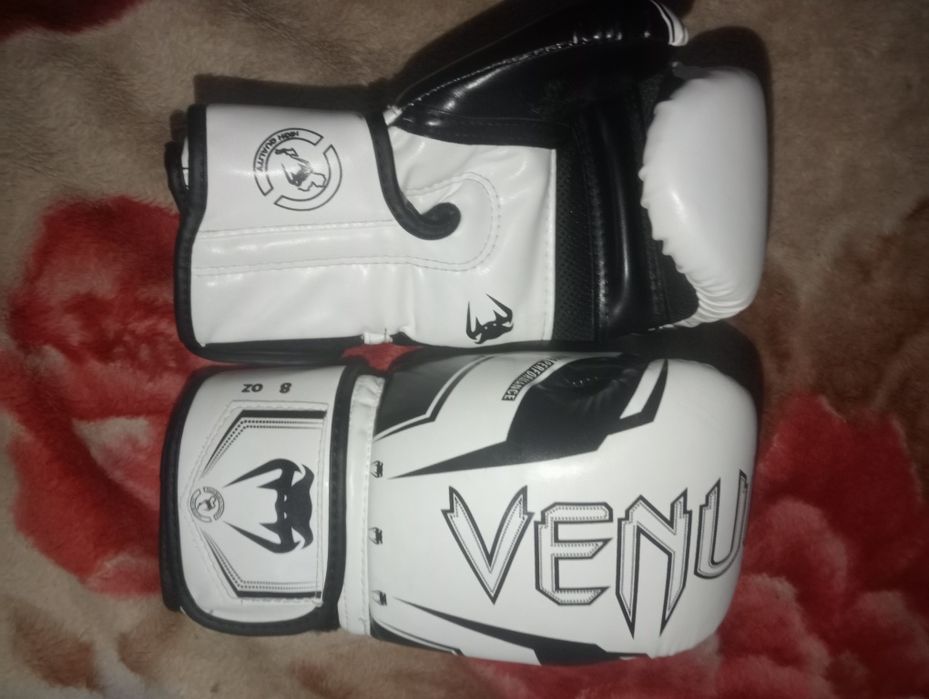 Боксерские перчатки.