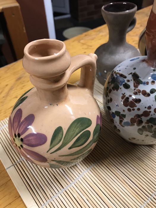 4 стомнички и 2 вазички от керамика.