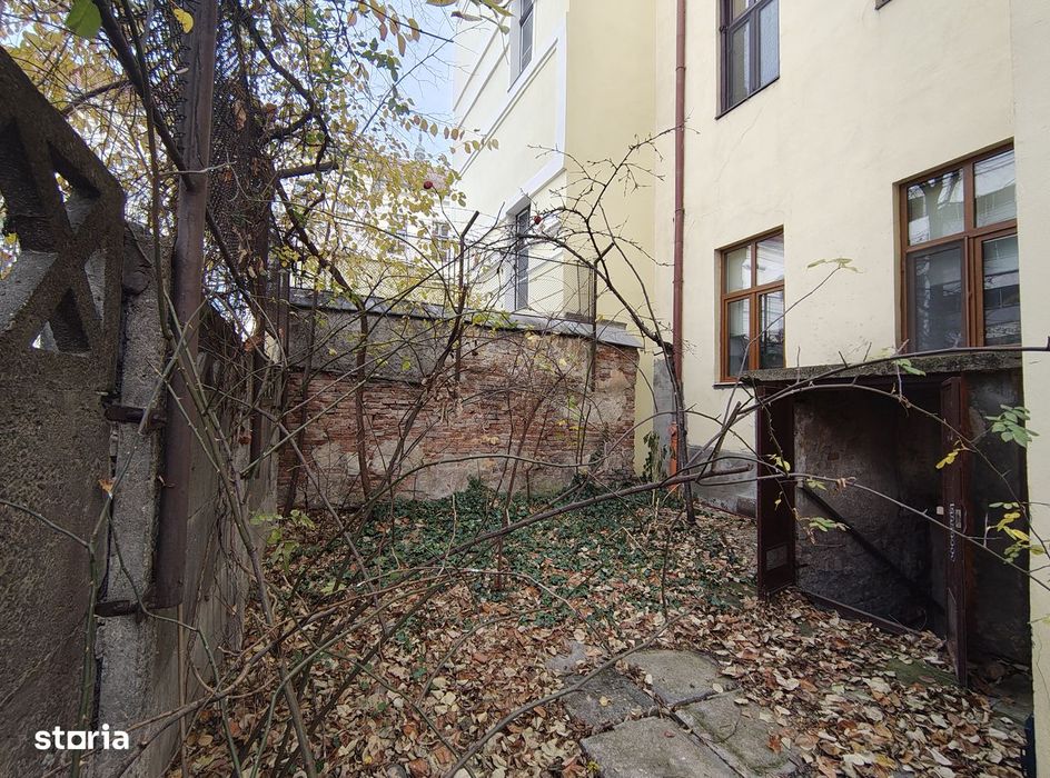 DE VÂNZARE — Spațiu/apartament la demisol, în centrul orașului