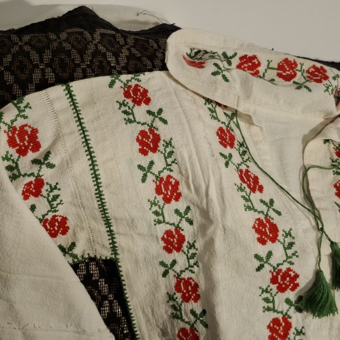 Ie veche, cămașă țărănească,