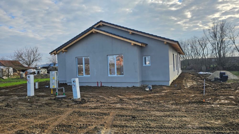 Vand 1/2 duplex, 3 dormitoare, 2 bai, mosnita noua, 110000 euro