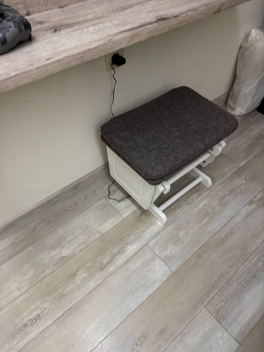 Стол за кърмене с табуретка втора употреба