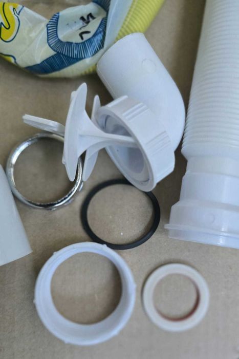 Set cu diverse componente esențiale pentru instalarea sanitară