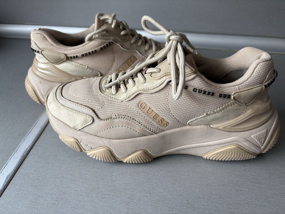 Сникърси GUESS -много запезени