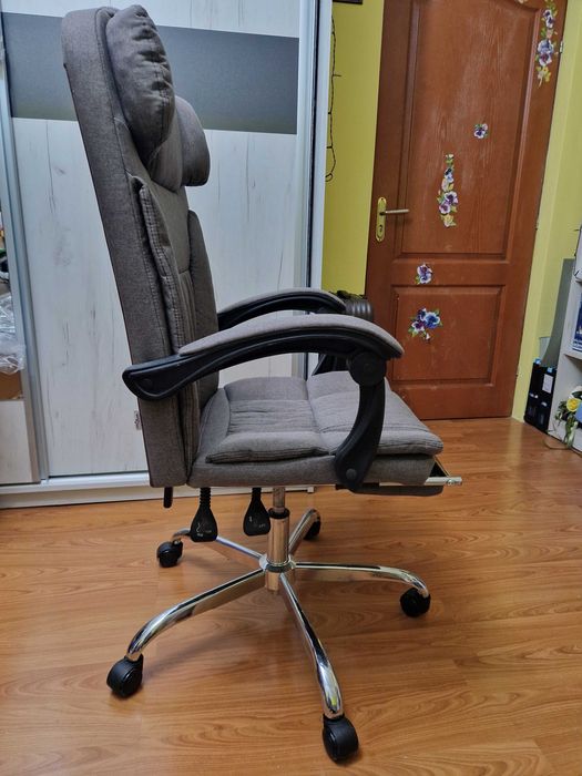 Scaun de birou ca nou, cu spatar rabatabil si suport pentru picioare