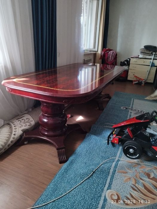 Стол почти новый с торгом