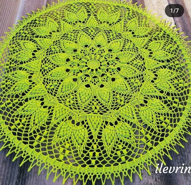 Вязанные салфетки и пряжа