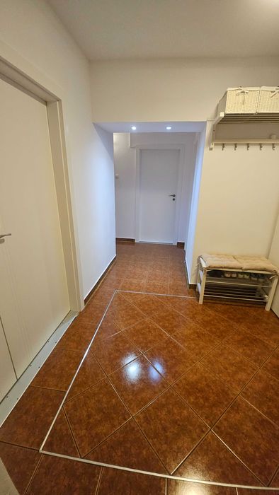 Vand apartament spatios 4 camere Noua