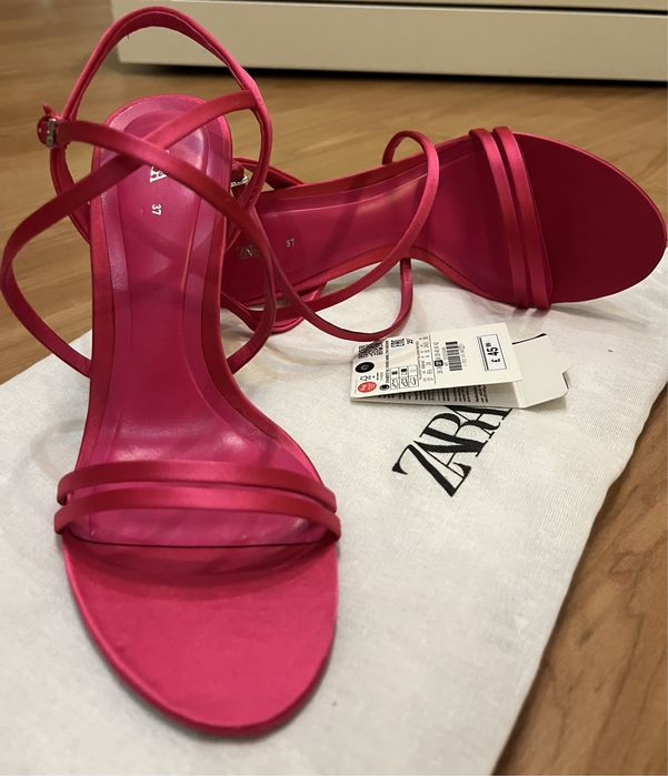 Нови! ZARA сатенени високи сандали
