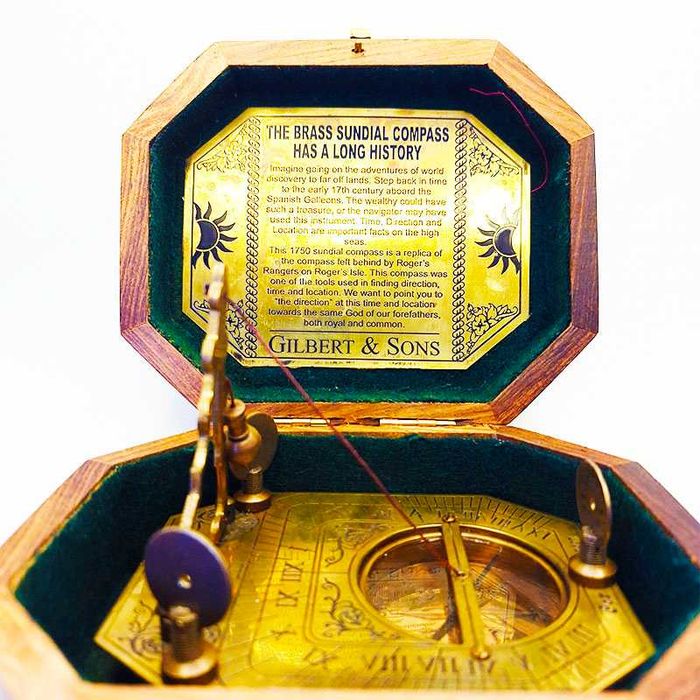 Компас със слънчев часовник от масивен бронз в дървена кутия