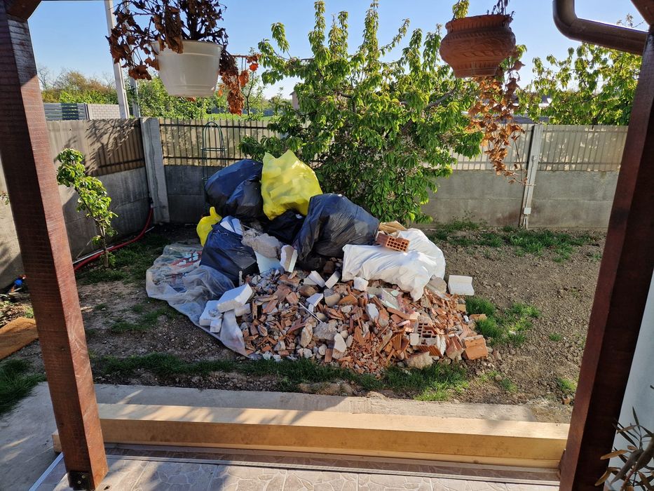 Ridic saci cu deșeuri și moloz din constructii