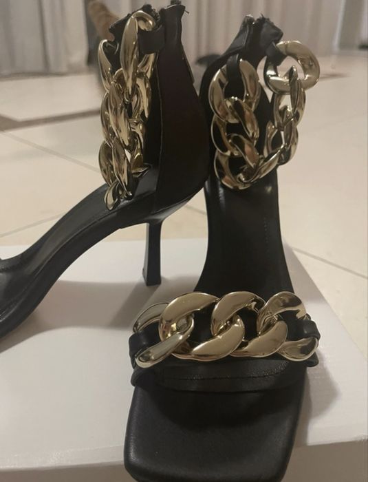 Sandale elegante negre cu lanț auriu, toc subțire, noi