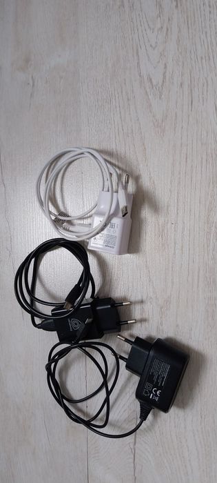 Продават се адаптери -зарядни устройства за мобилни телефони