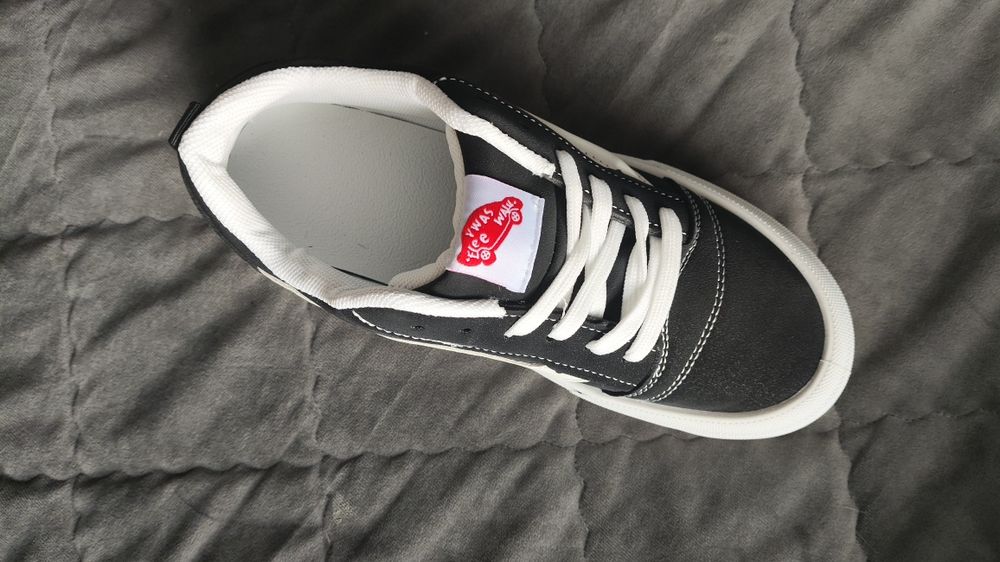 Продам кроссовки vans (дутые)