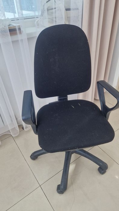 Стул в колёсиках продаю