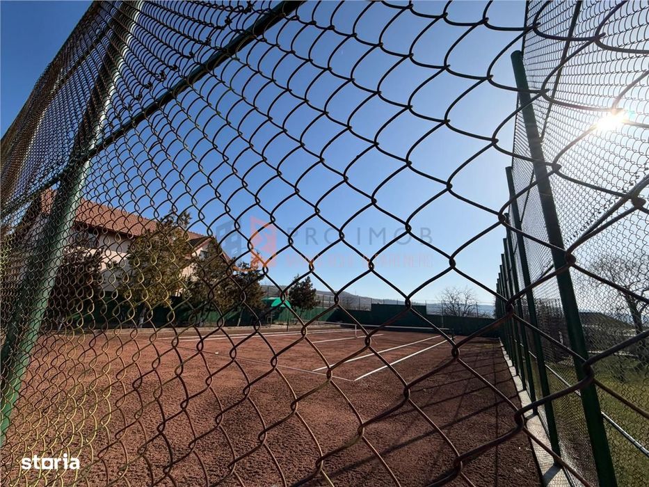 Teren intravilan + teren de tenis zona Berca