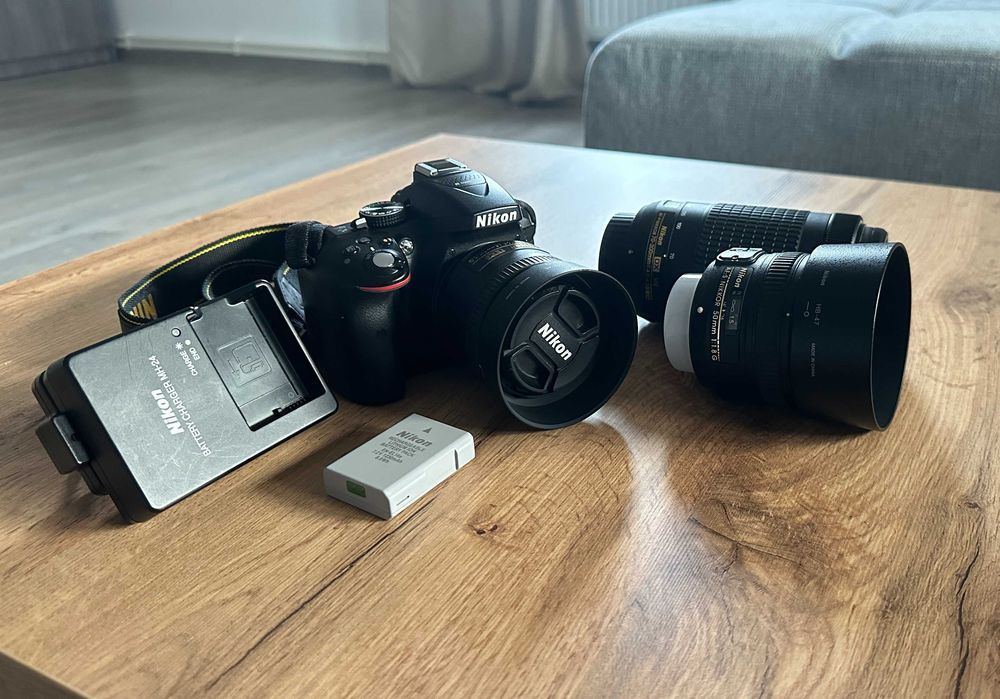 Aparat foto Nikon D5300 + 3 obiective Nikkor (35mm, 50mm, 70–300mm)
