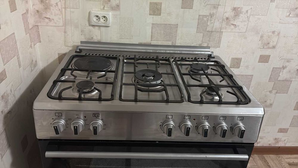 Продам газ плиту.