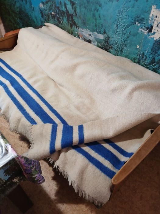 Продавам голямо вълнено одеяло, двойно и три единични,домашно тъкани