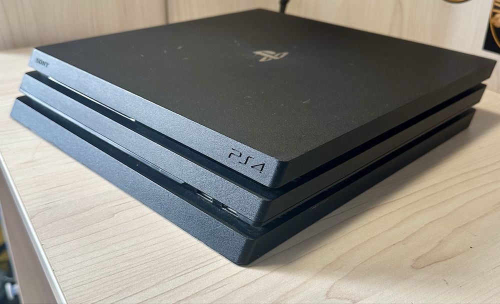 Продавам PS 4 PRO