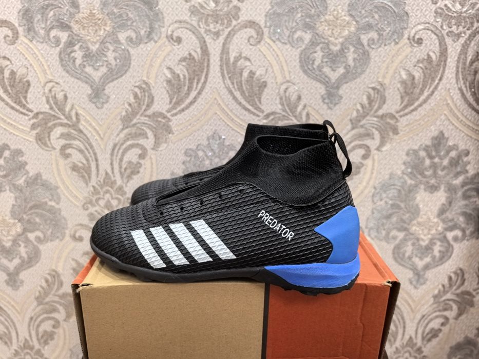 Продам футбольные кроссовки р. 36